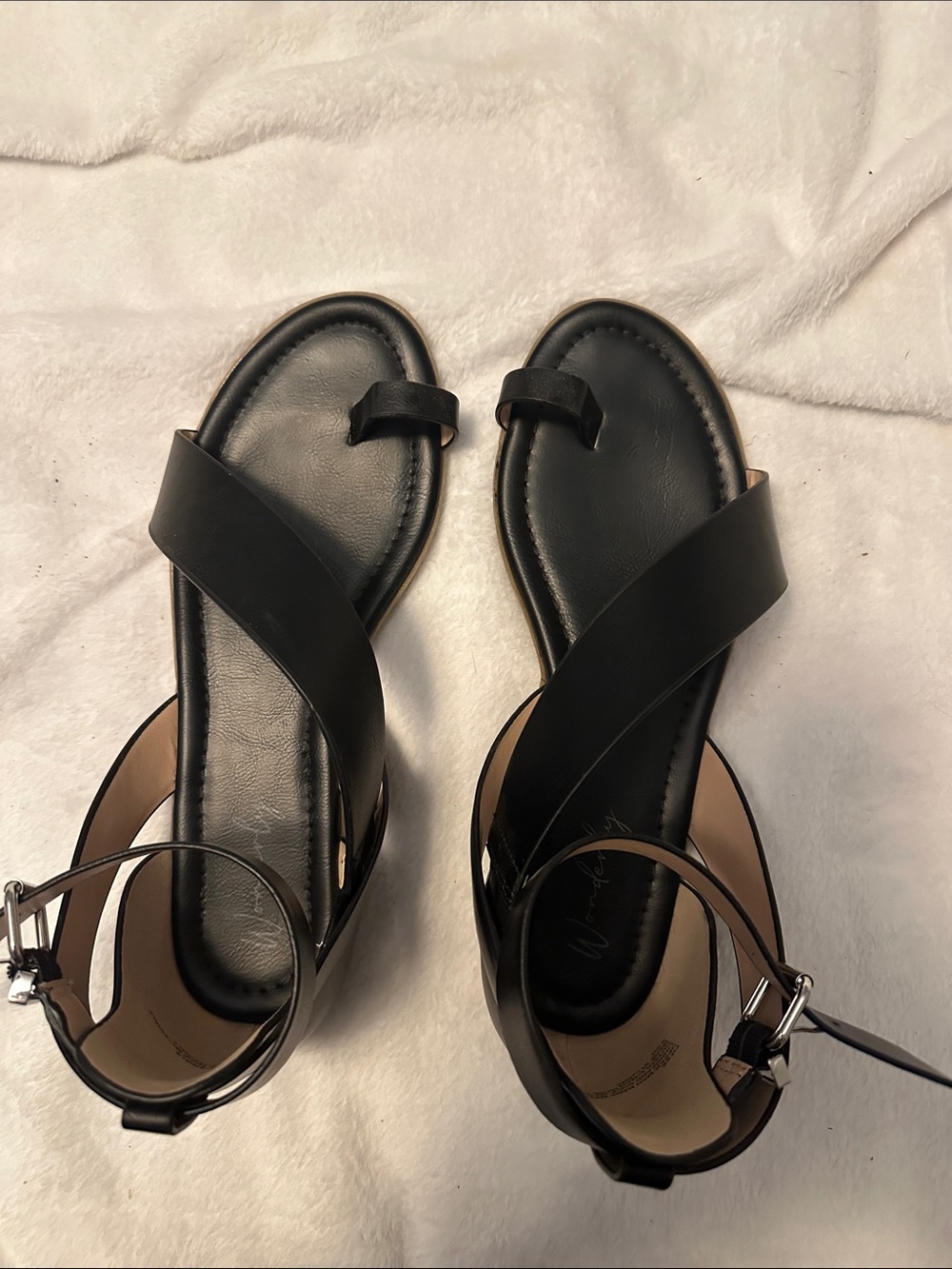 Wonderly Black Cross-Strap Toe-Ring Ankle Strap Sandals